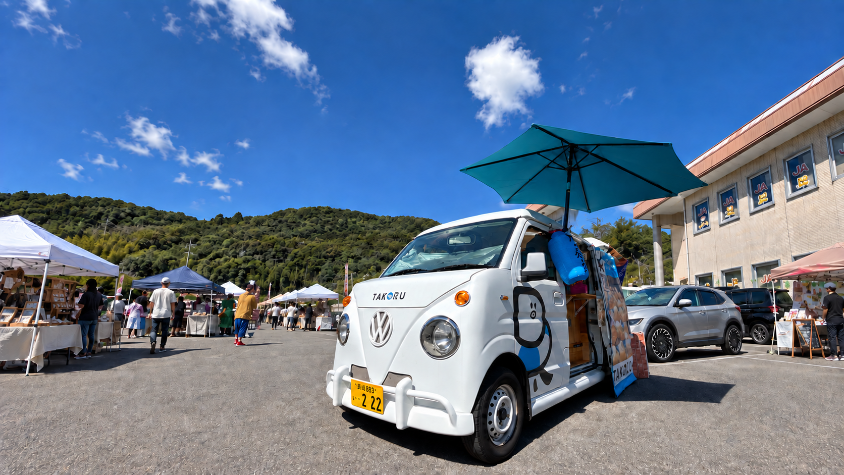 青空の下で営業するTAKORUのキッチンカー